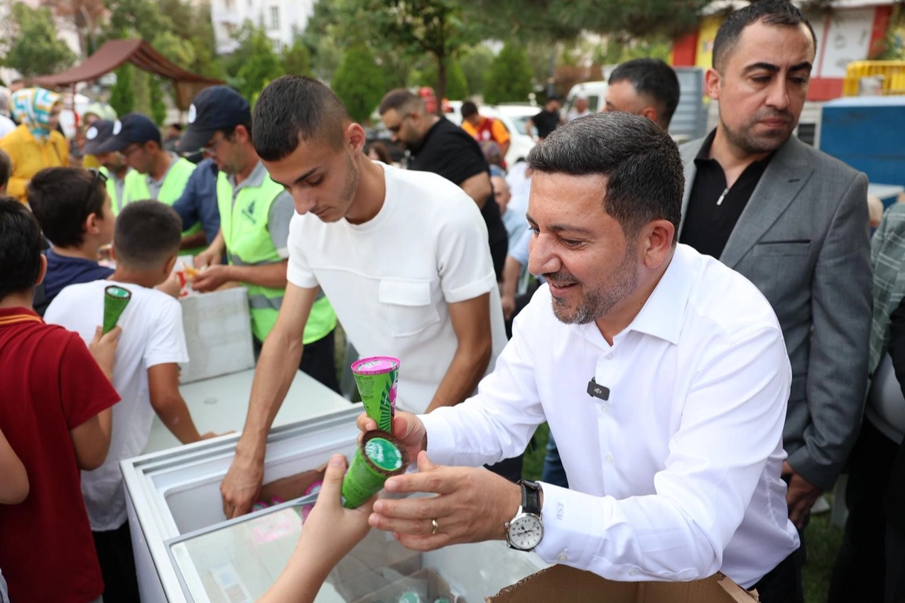 Rasim Arı'dan Nevşehirli çocuklara limonata ve dondurma 