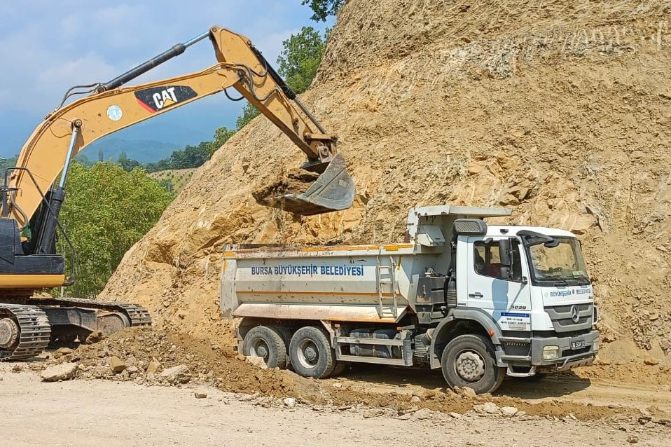 Bursa Büyükşehir'den 6 ilçenin kırsal yollarında çalışma 