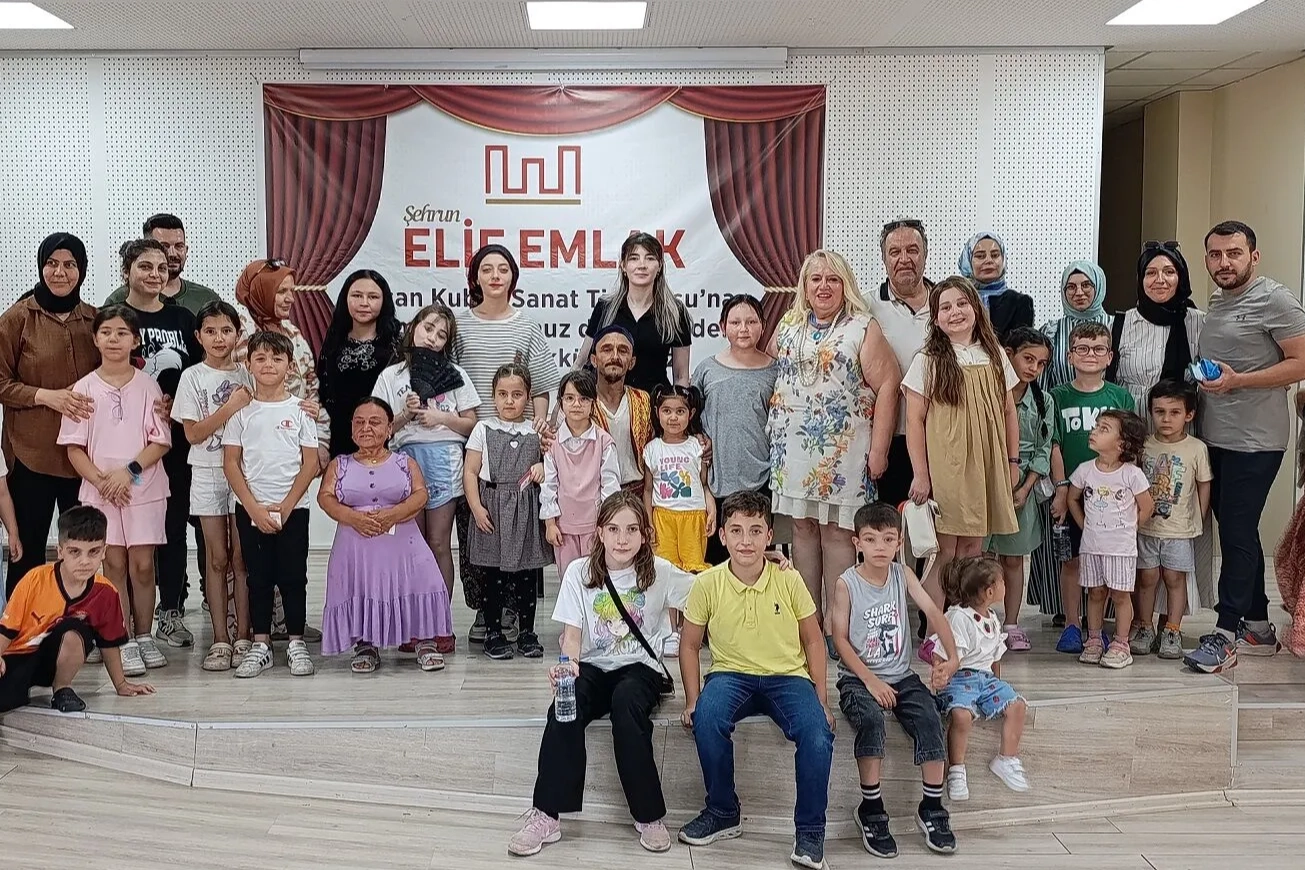'Yağmur Hanım’ın Konağı' dakikalarca ayakta alkışlandı 