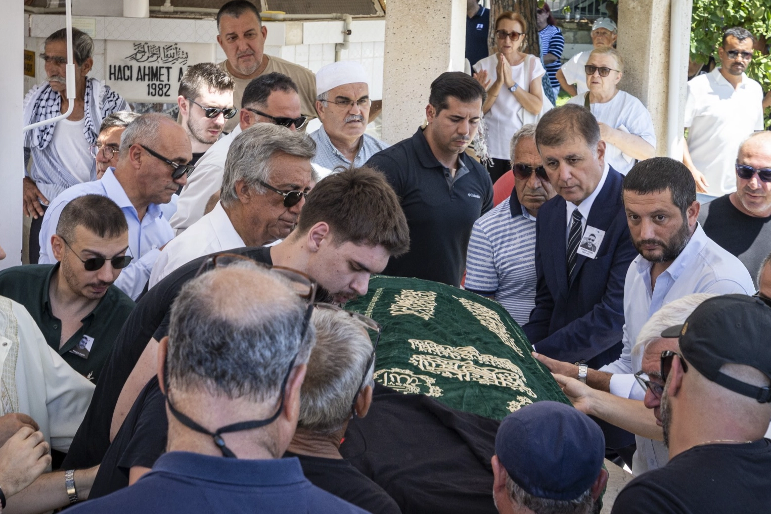 Foça eski belediye başkanının oğlu son yolculuğuna uğurlandı 