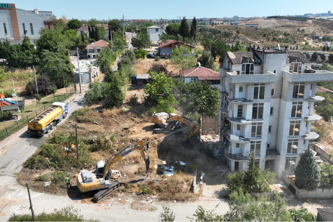Kocaeli Çayırova’da riskli yapıların yıkımı başladı 
