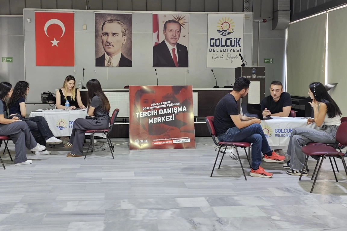 Kocaeli Gölcük'te tercih merkezi gençlerin yanında 
