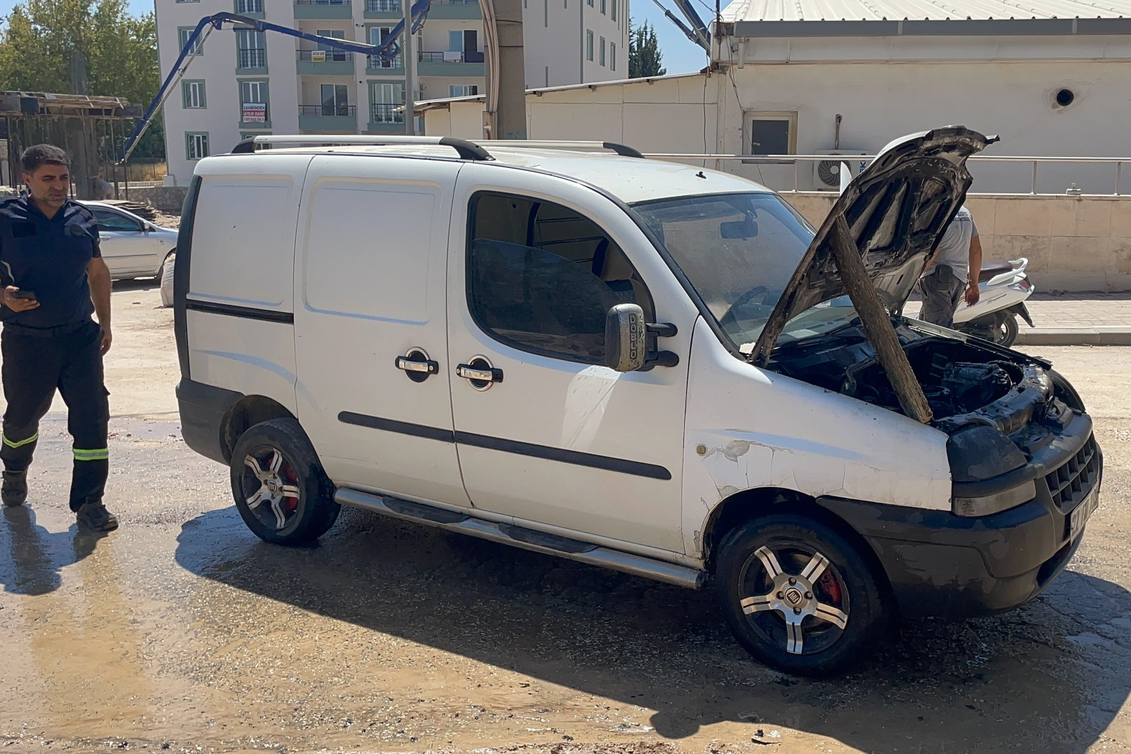Adıyaman’da otomobil alev aldı: Beton mikseri sürücüsünden ilk müdahale 