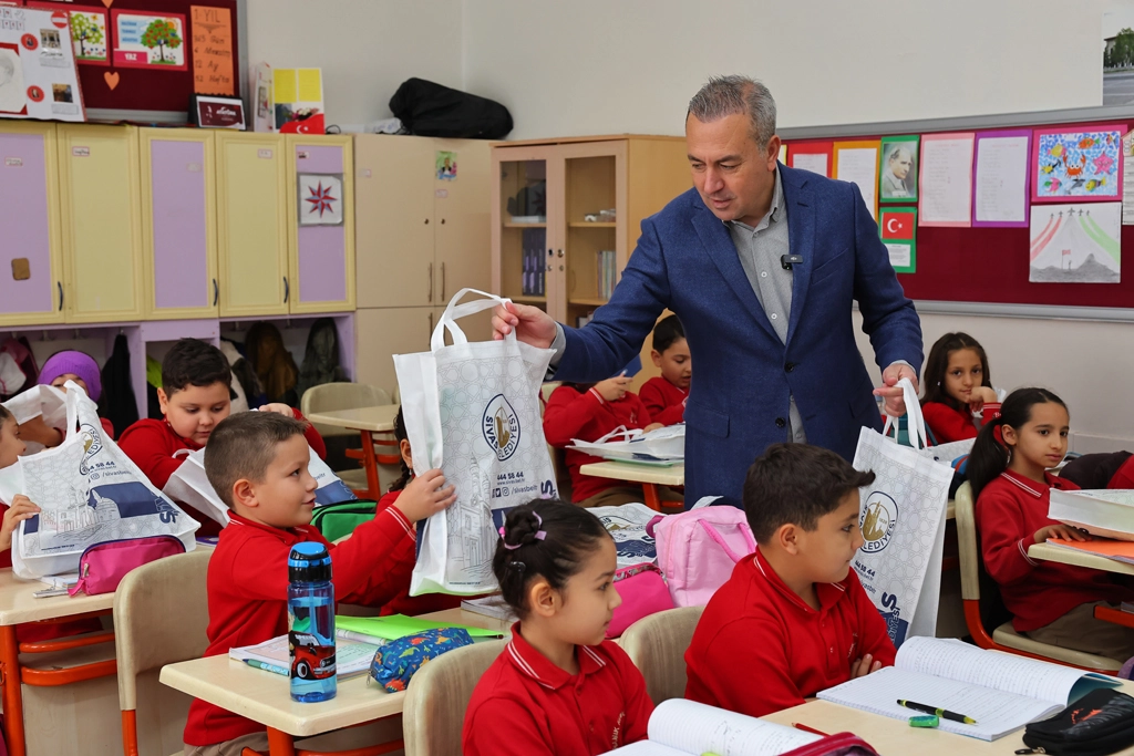Sivas'tan eğitime nakit kırtasiye desteği 