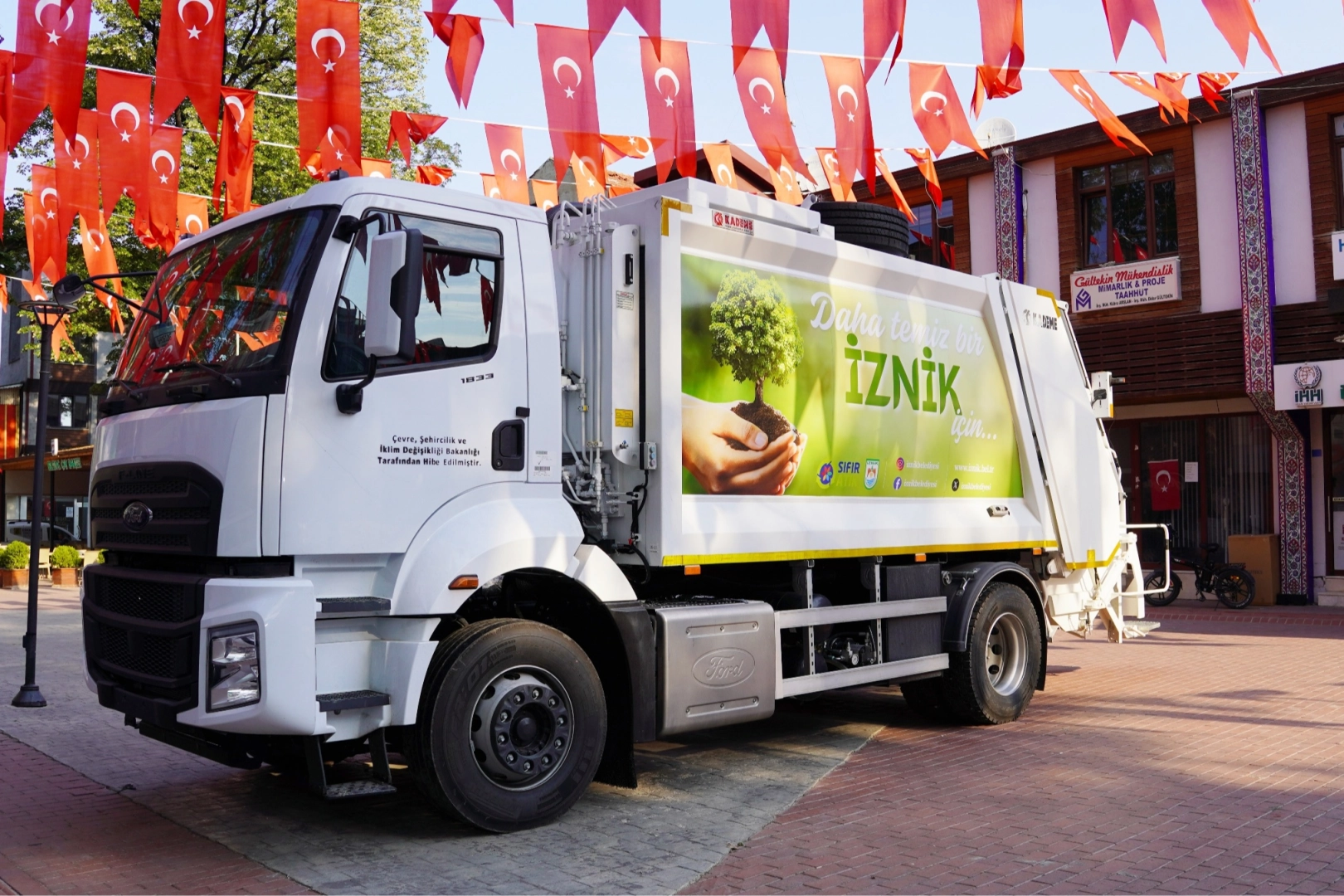 Bursa İznik'e bakanlıktan hibe çöp kamyonu 