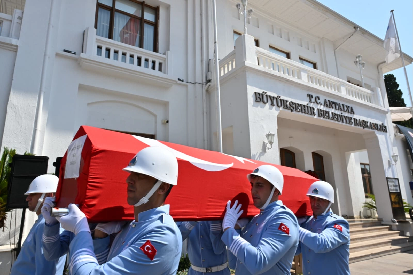 Antalya'da eski başkan son yolculuğuna uğurlandı! 
