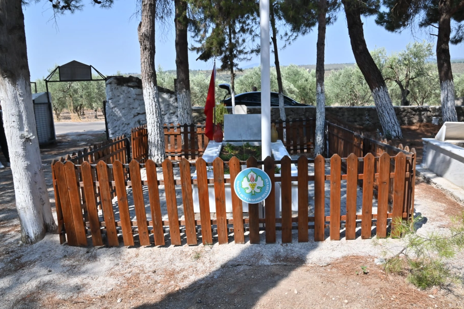 Manisa Büyükşehir Belediyesi şehit kabirlerini yeniliyor 