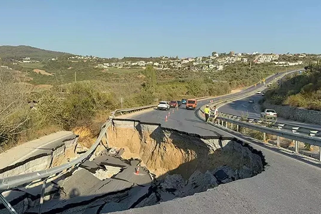 Kuşadası-Söke karayolu çöktü 