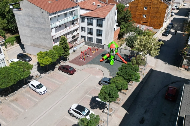 Bursa İnegöl Belediyesi eskiyen çocuk parklarını yeniliyor 