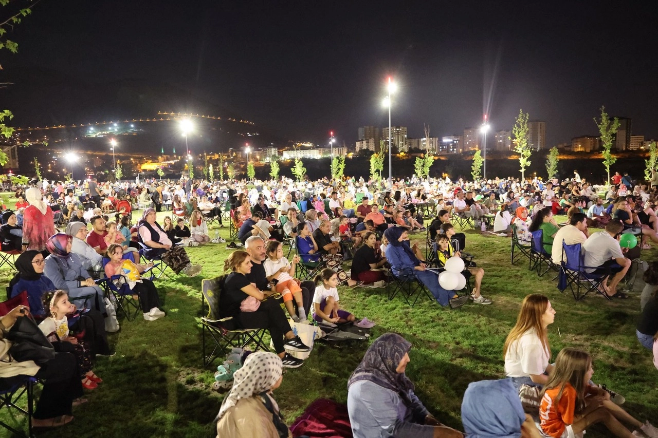 Kayseri Talas Millet Bahçesi'nde yazlık sinema keyfi 