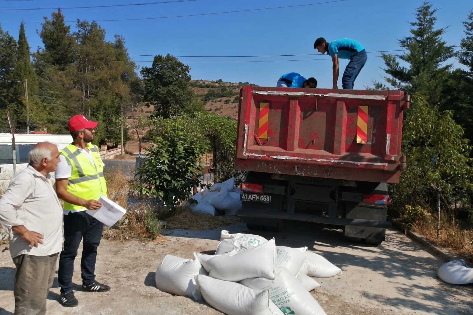 Kocaeli Büyükşehir'den üreticiye tavuk yemi ve ekipman desteği 