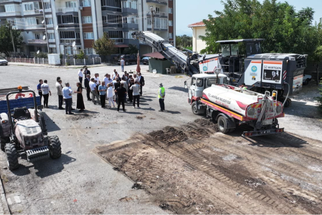 Başkan Dutlulu Akhisar’da Asfalt Çalışmalarını İnceledi 