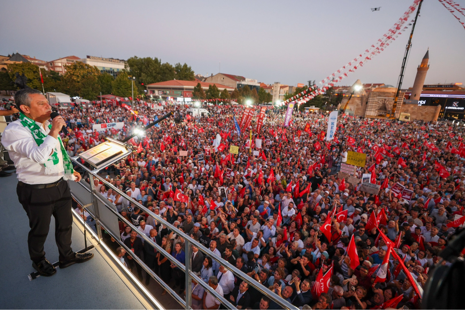 Özgür Özel: “Yapılan operasyon barışa, umuda saldırıdır” 