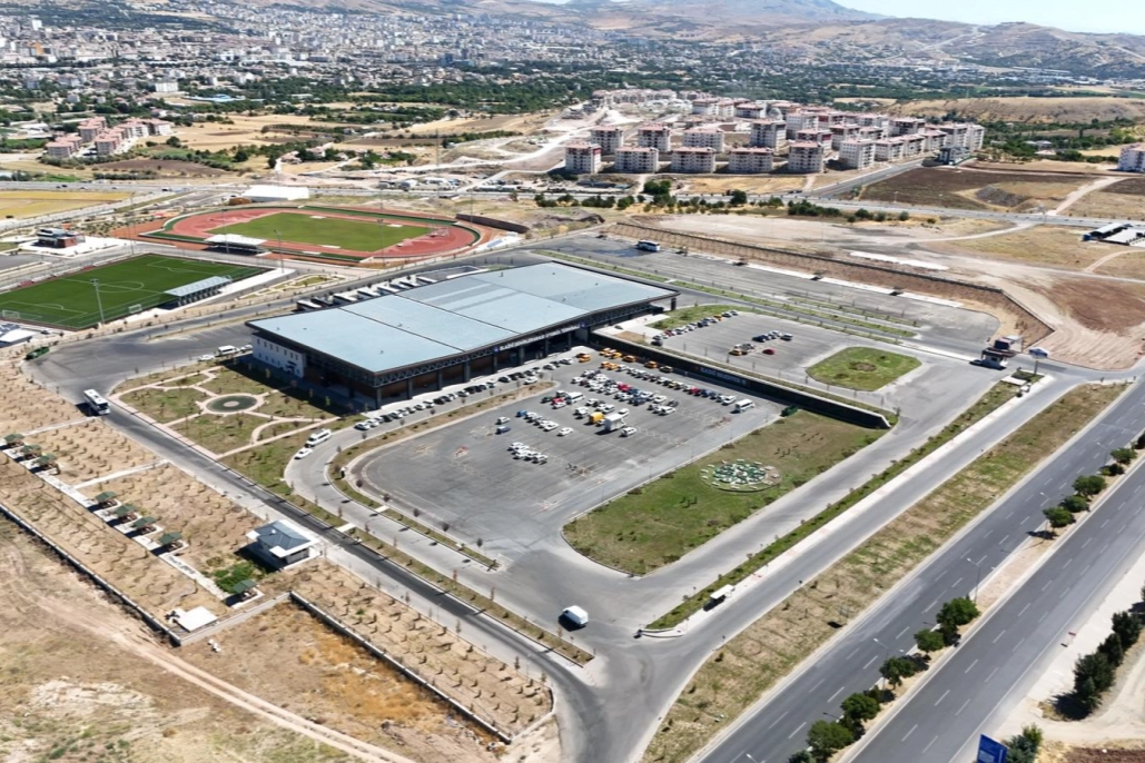 Otobüs terminali, günde yüzlerce yolcuyu ağırlıyor 