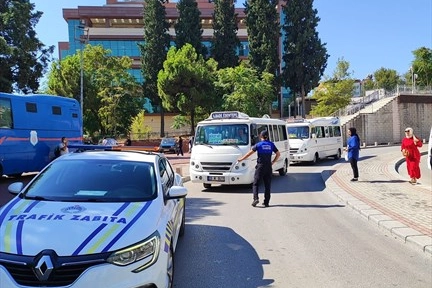 Zabıta, trafik ve yolcu konforu için sahada 