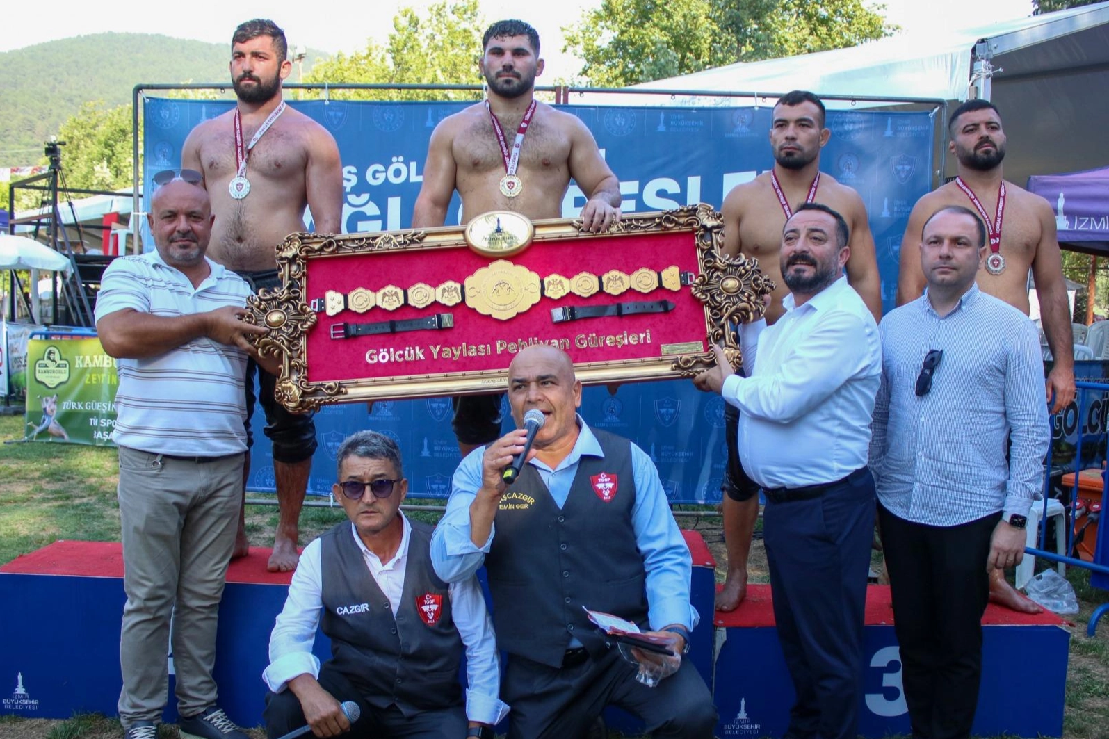 İzmir'in başpehlivanı belli oldu... Altın kemer sahibine teslim edildi 