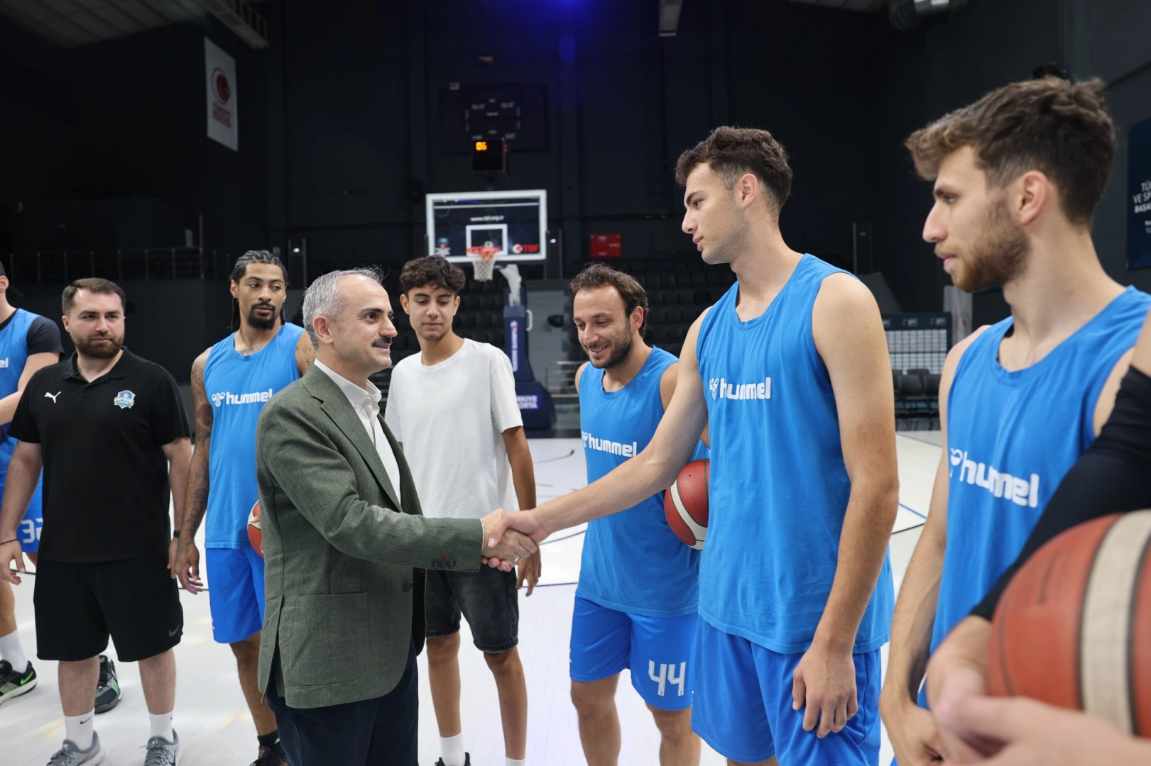 Çayırova basketbol takımına Başkan Çiftçi'den ziyaret 