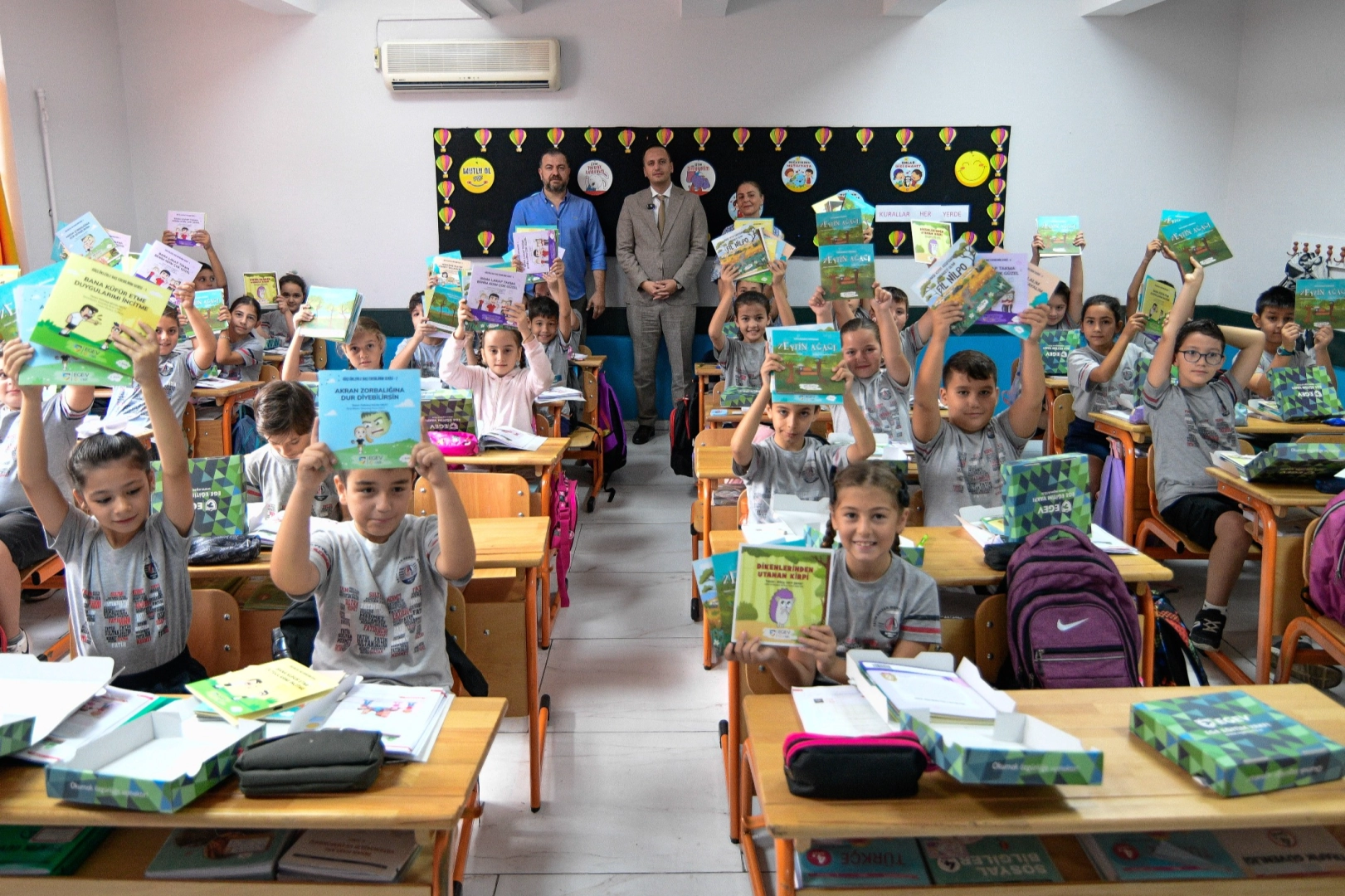 İzmir Bornova Belediyesi’nden miniklere kırtasiye desteği 