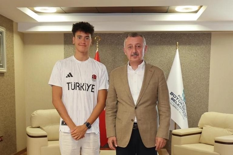 Başkan Büyükakın İzmitli şampiyonu kutladı 