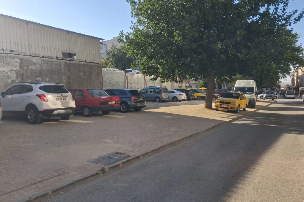Edirne Keşan’da kaldırımlar otoparka dönüştü! 