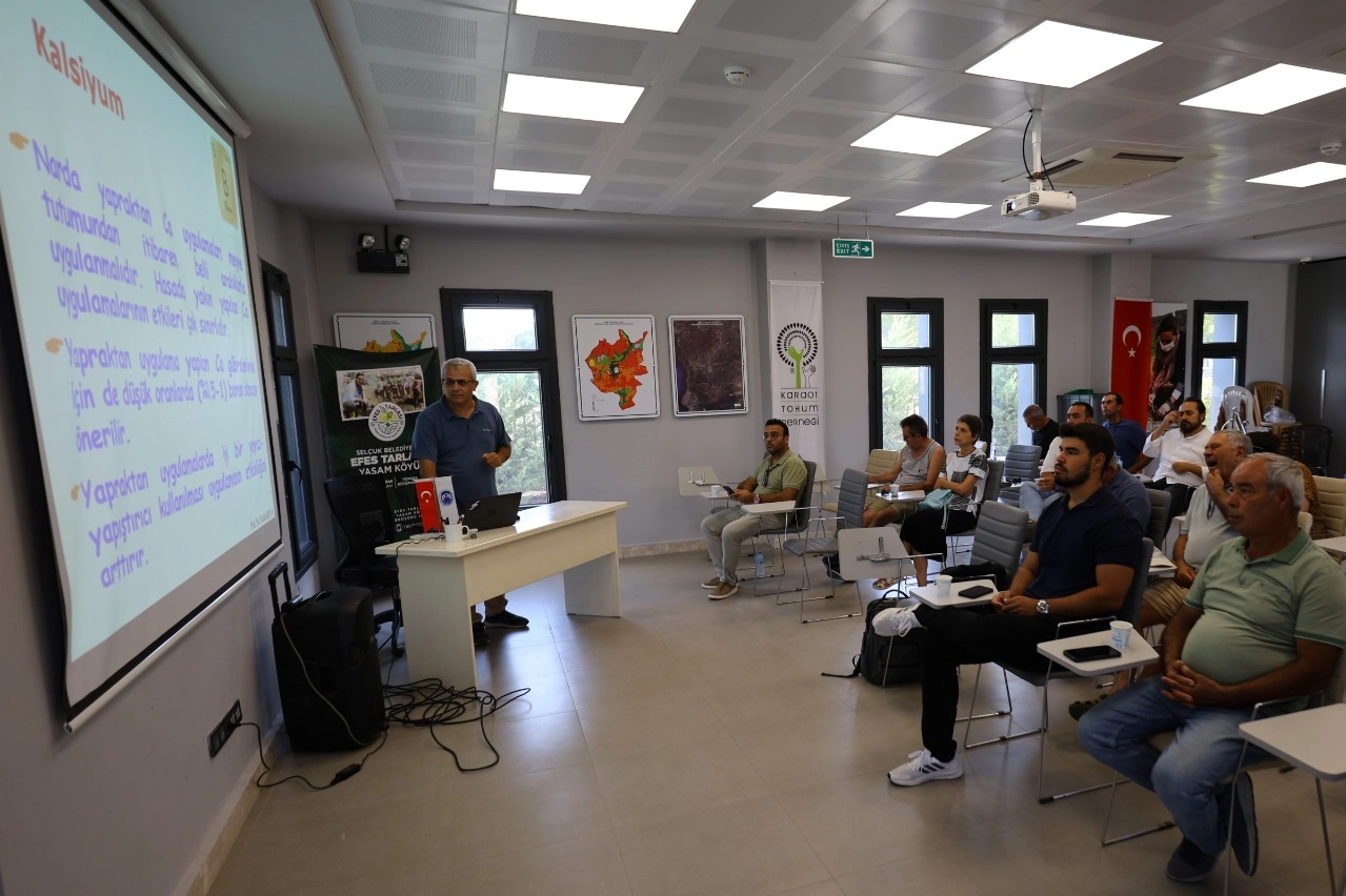 Efes Tarlası'nda nar üreticilerine eğitim 