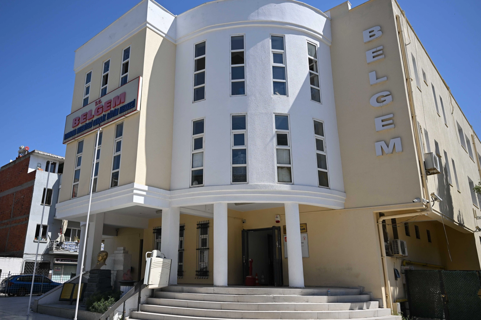 İzmir Bornova'dan 2 bin öğrenciye ücretsiz eğitim desteği 