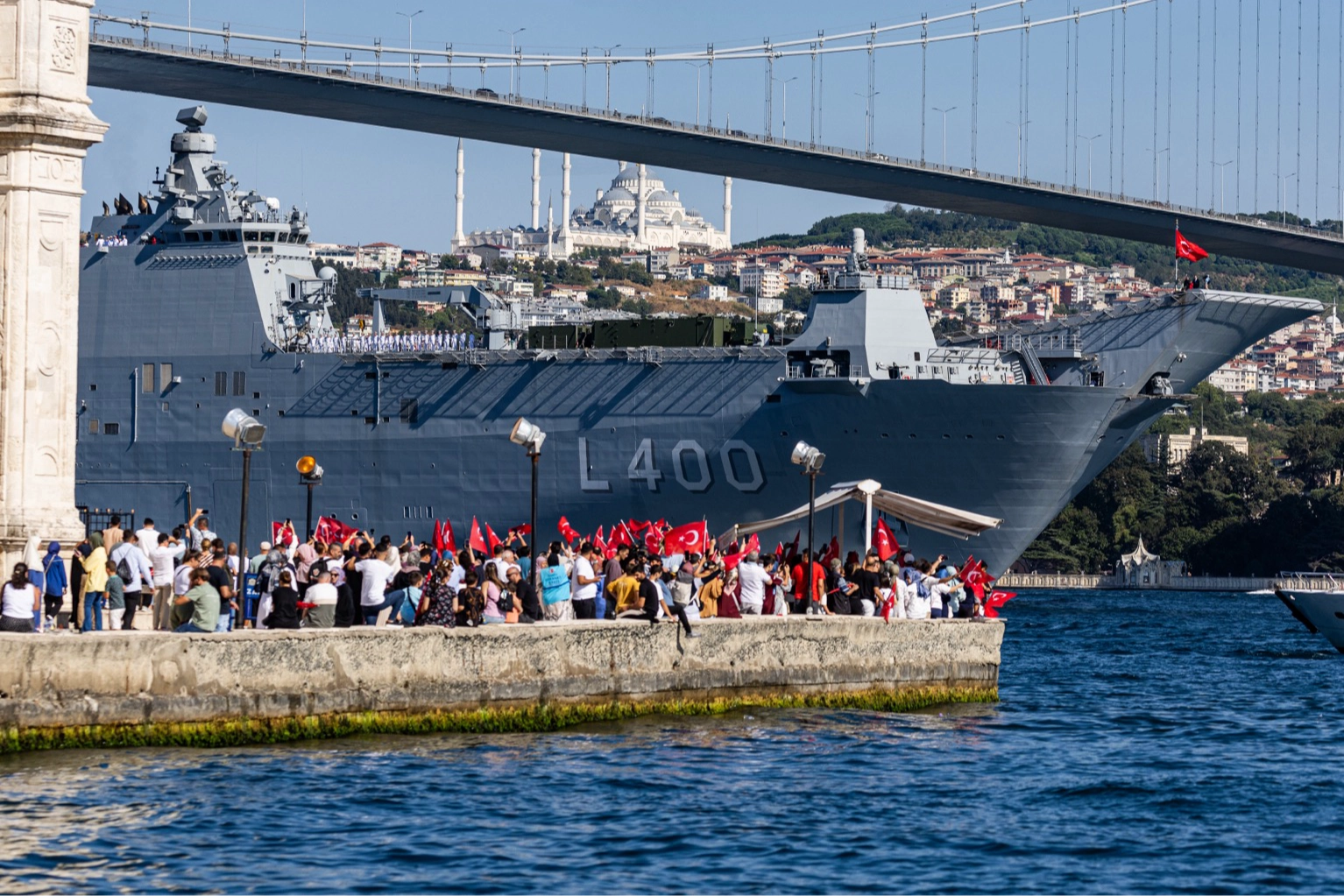 İstanbul Boğazı'nda görkemli geçit 