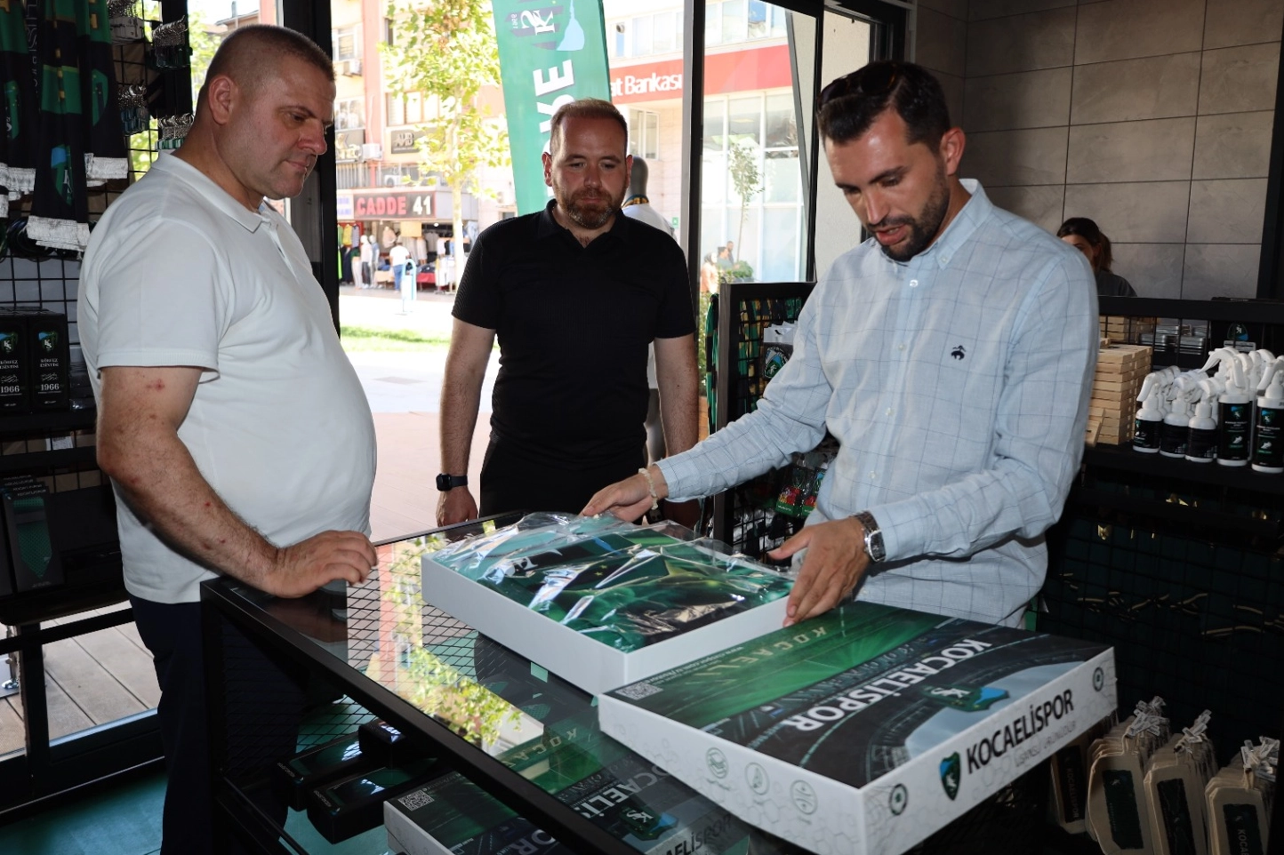 Kocaelispor sevgisi şehrin meydanlarında yaşanıyor 