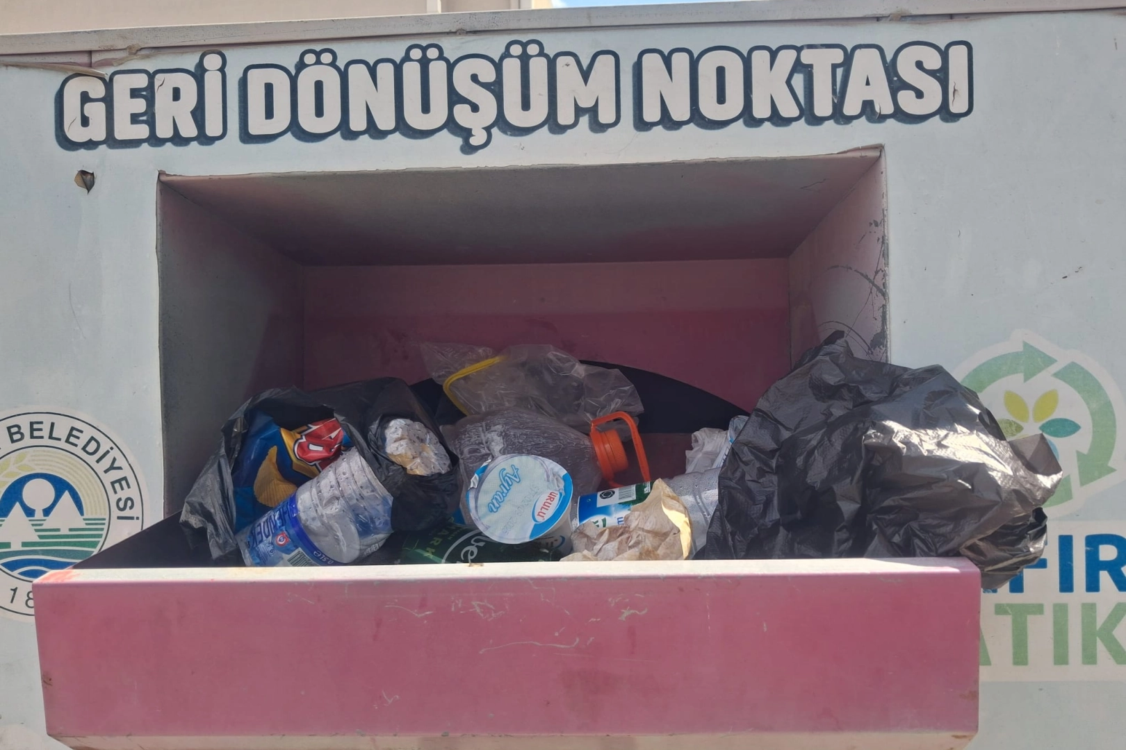 Keşan’da giysi toplama kutularında çöp tepkisi! 