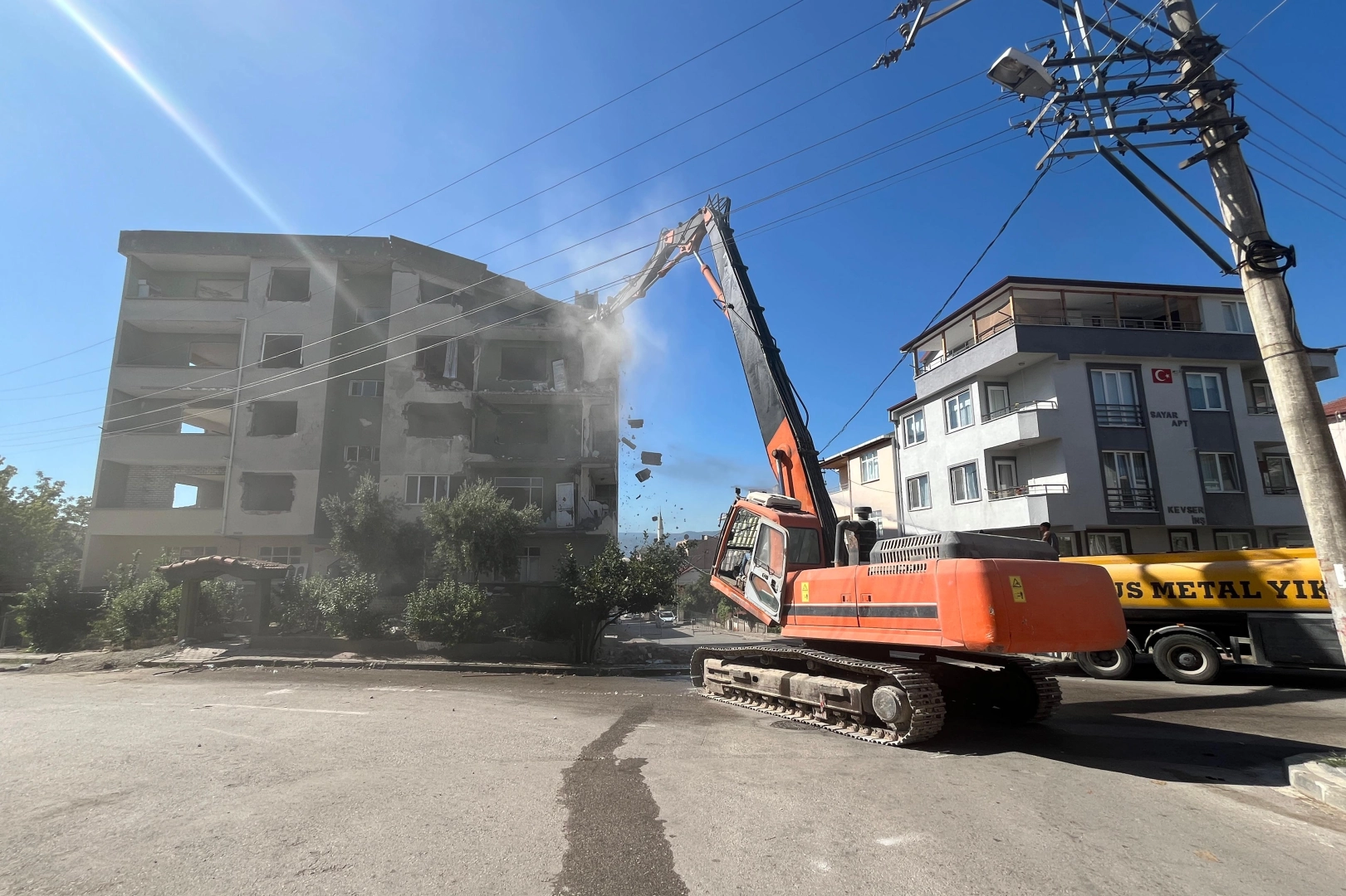 Derince’de ağır hasarlı binaya ilk kepçe 