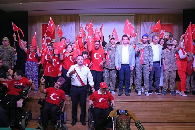 Engelli bireylerden Bursa Osmangazi’de 30 Ağustos Zafer Bayramı kutlaması 