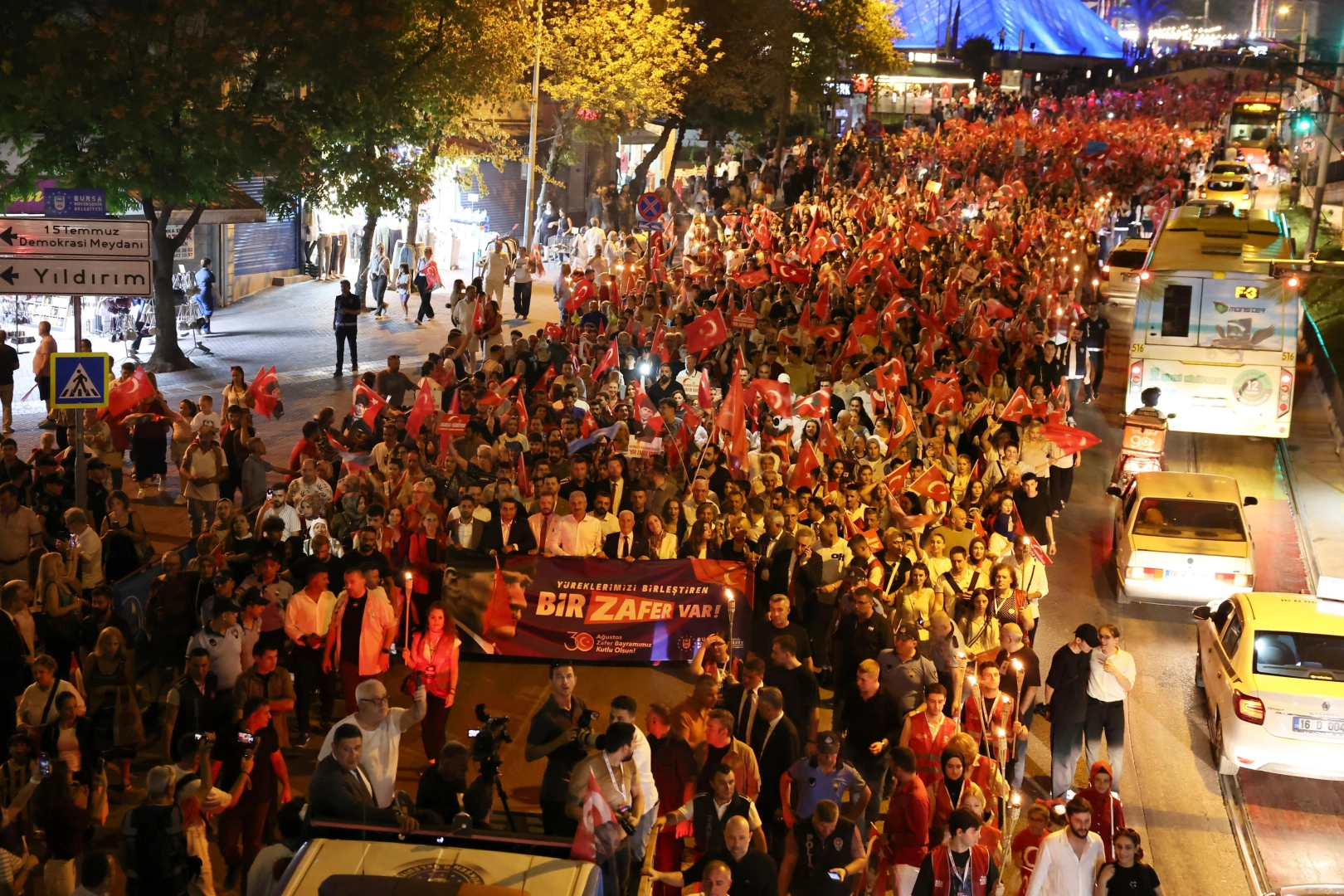 Bursa’da coşku fener alayı ve Göksel konseriyle taçlandı 