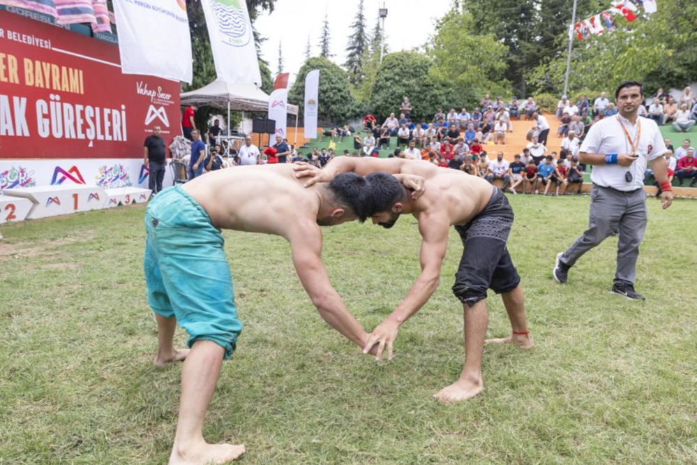 Mersin’de Ata sporu güreşle Zafer coşkusu yaşandı 