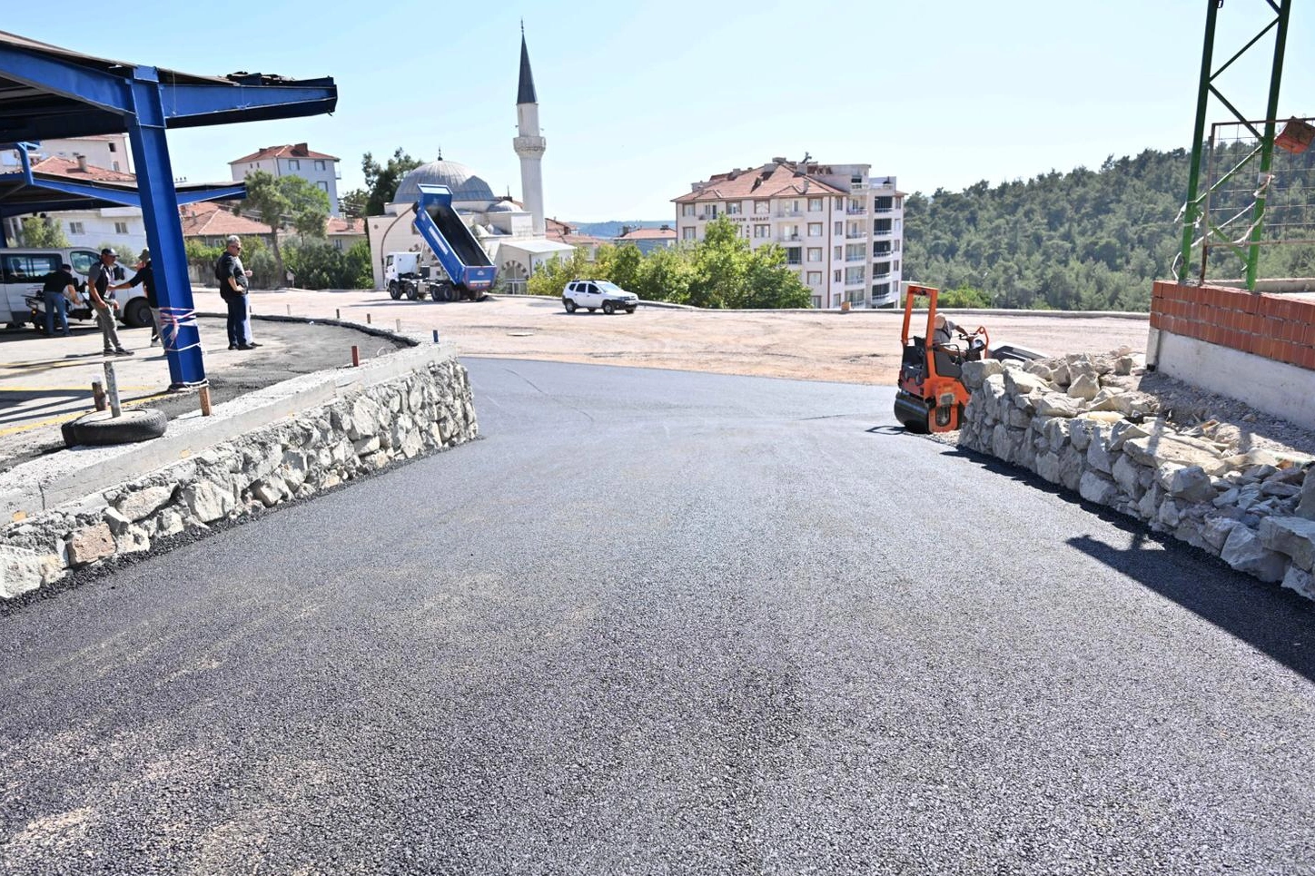 Manisa Büyükşehir'den Gördes'e asfalt 