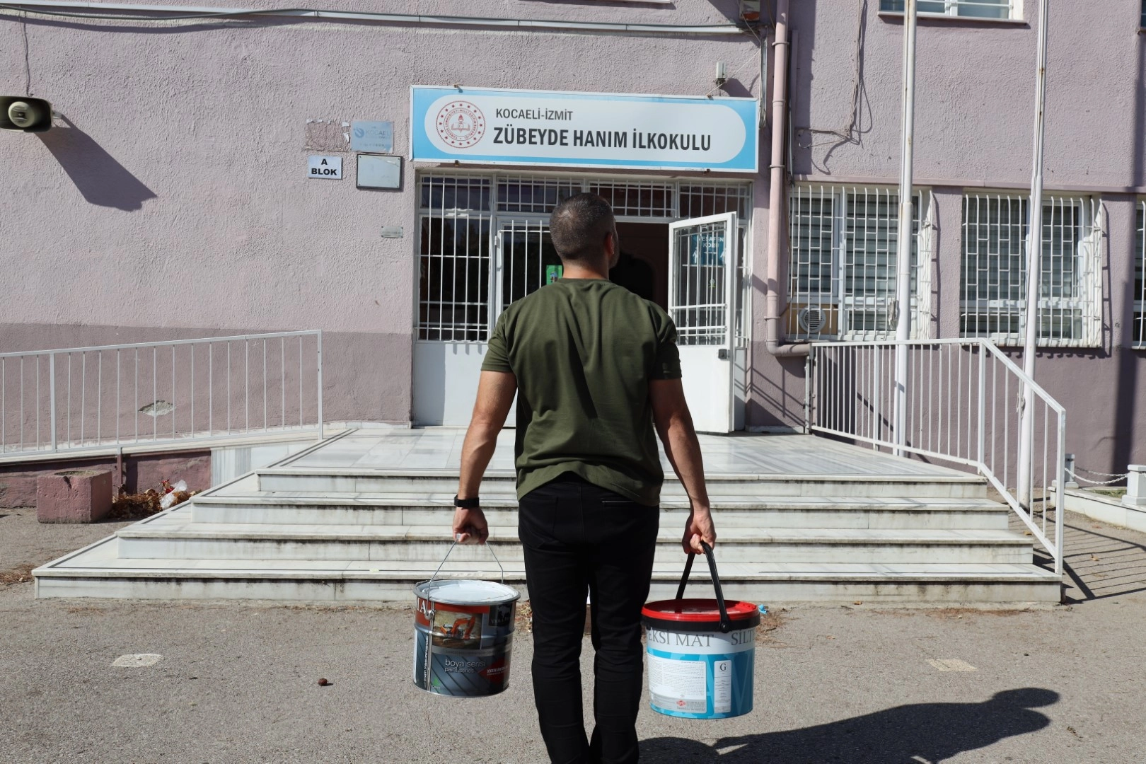 Kocaeli'de okullara son 5 yılda 550 bin litre boya desteği 