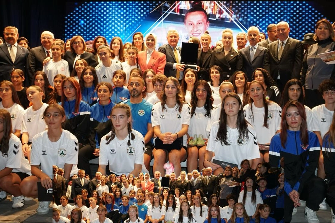 II. Kristal Ayaklar'da futbolun kraliçeleri ödüllendirildi 