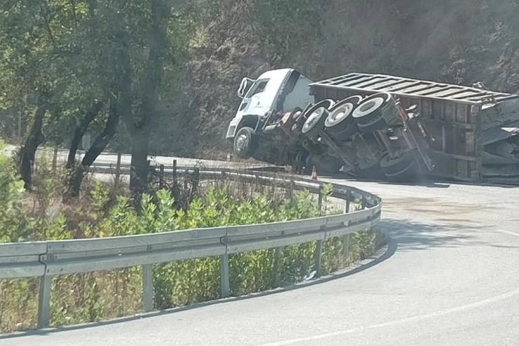 Düzce Yığılca yolunda TIR devrildi! 