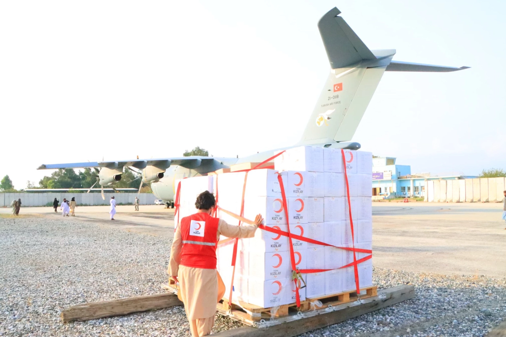Türkiye’den Afganistan’a 25 tonluk insani yardım 