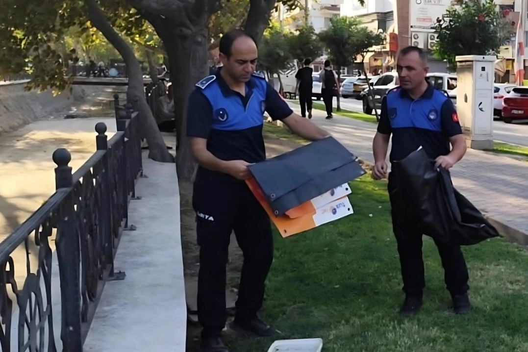 Bursa Gemlik'te izinsiz afişlere Zabıta müdahalesi 