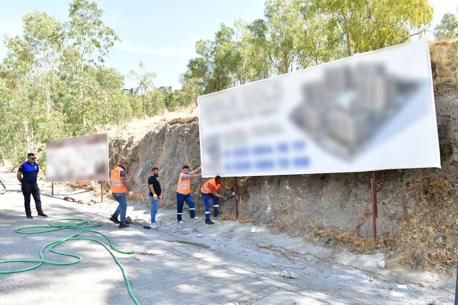 Çiğli’de kent estetiği ve güvenlik için izinsiz tabelalara müdahale 