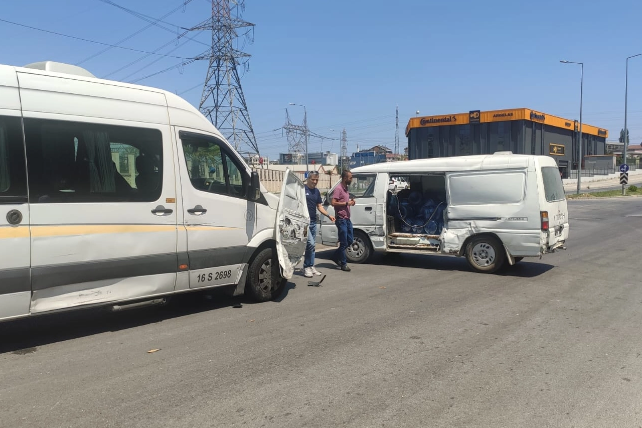 Bursa’da trafik kazası güldürdü! Kapısını arayan şoför, servis minibüsünde buldu 