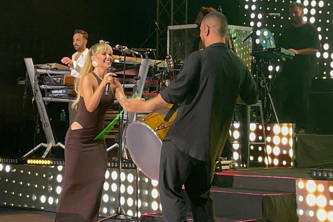 Derya Uluğ şarkısını 'milli'lere ithaf etti 