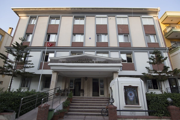 İzmir'de polis merkezine saldırı! 
