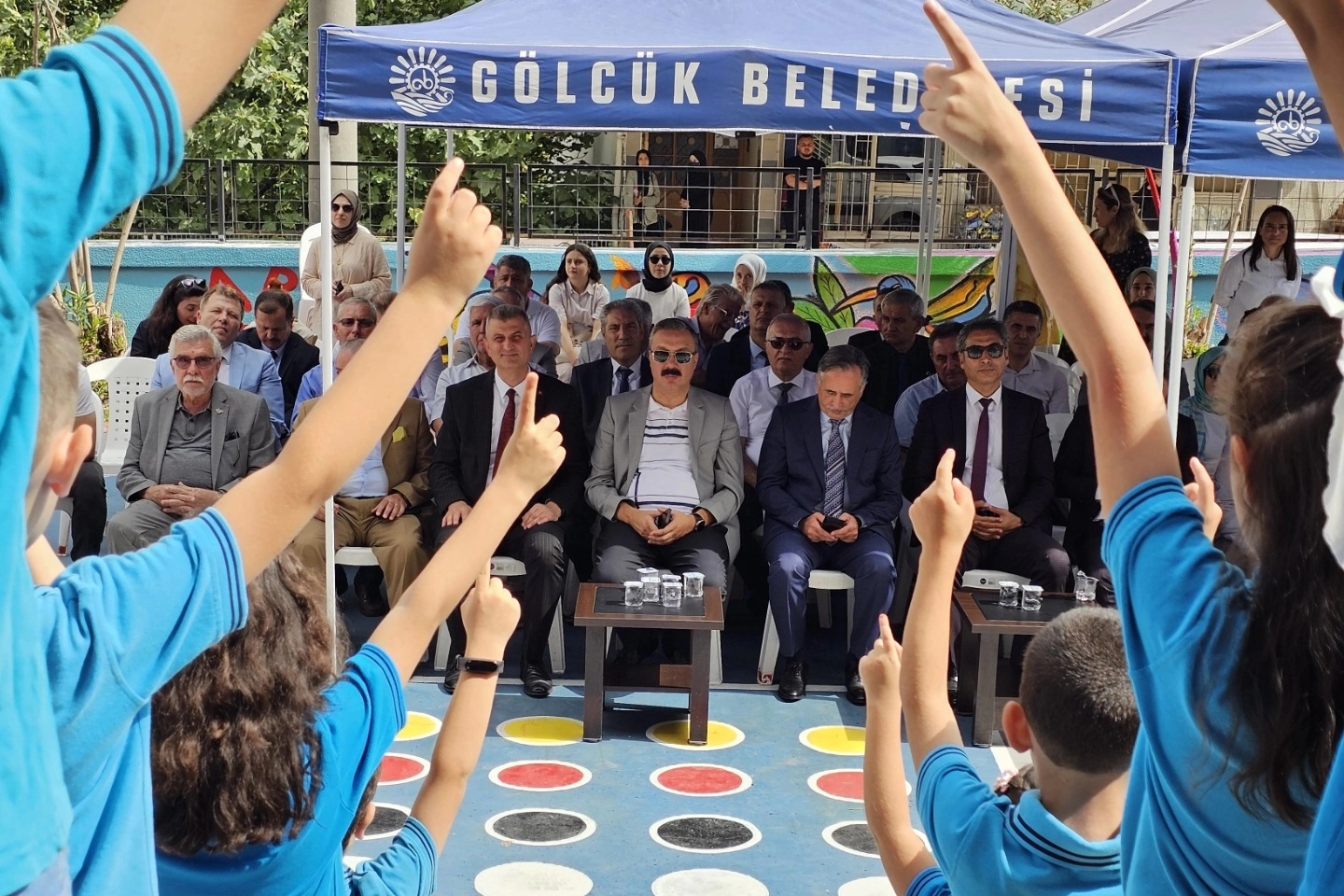 Gölcük protokolü öğrencilerin heyecanına ortak oldu 