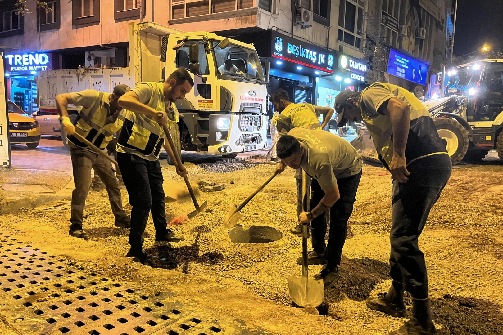 Bornova’da okul saatine yetişmesi için o caddede gece mesaisi 