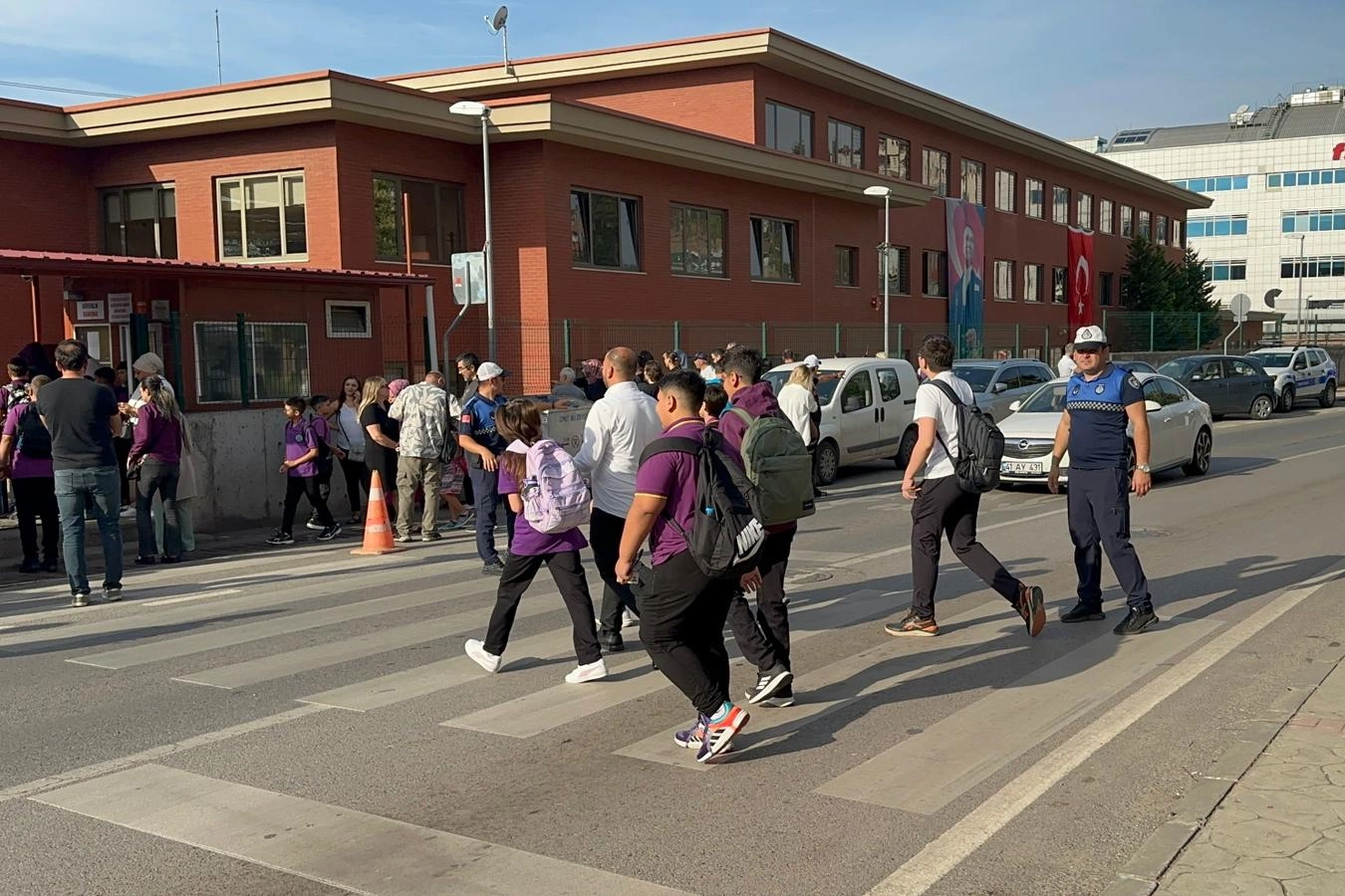 Kocaeli zabıtası öğrencilere kol kanat gerdi 