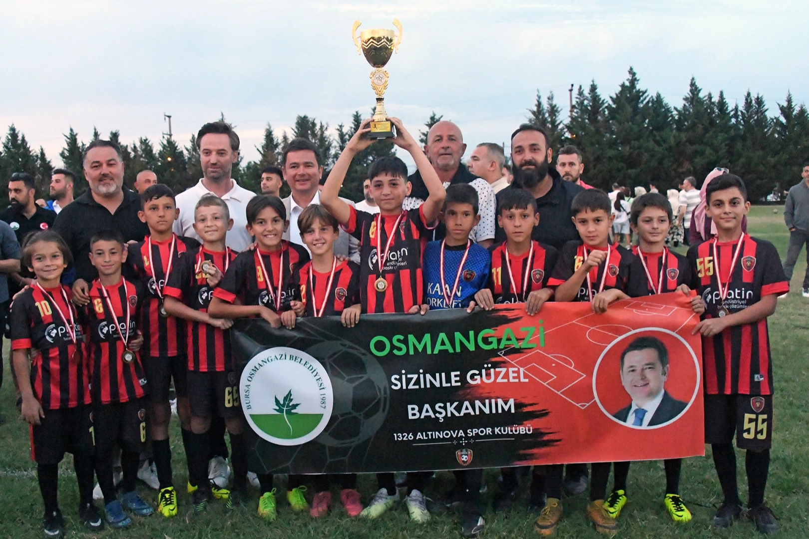 Bursa Osmangazi’de minik yetenekler futbol şöleninde buluştu 