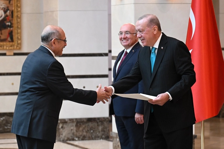 Cumhurbaşkanı Erdoğan'a 4 büyükelçiden güven mektubu 