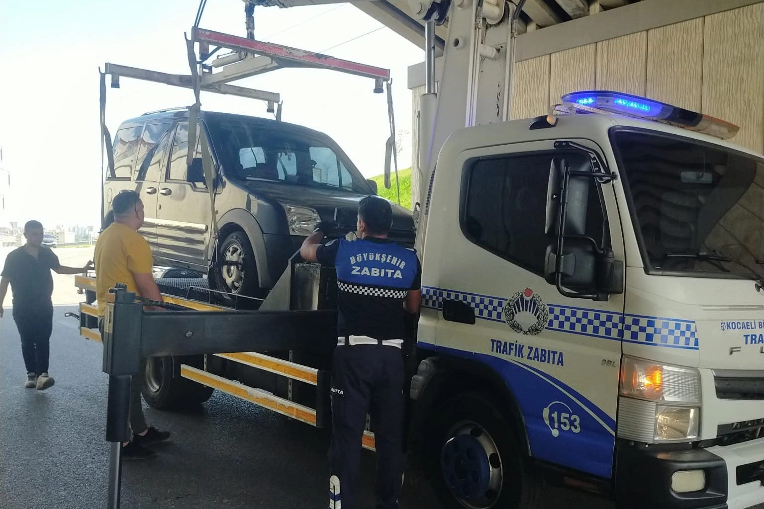 Kocaeli Zabıtası tedavi yolunda yalnız bırakmadı 