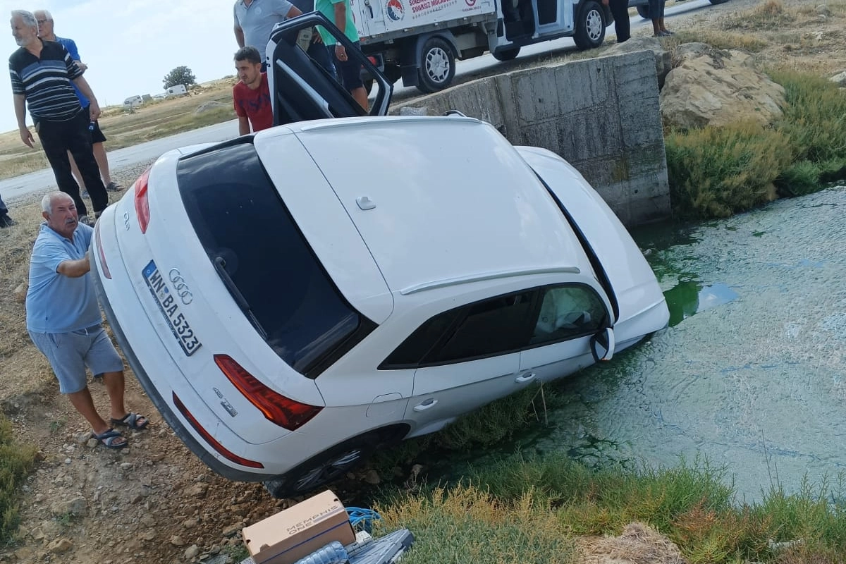 Keşan Yayla Köyü sahilinde otomobil su kanalına düştü 